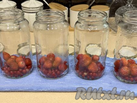 Поверх смородины равномерно распределить по банкам клубнику.&nbsp;