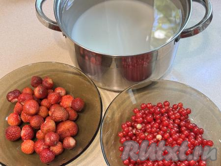 Смородину и клубнику промыть водой, удаляя веточки и листики. Для приготовления компота нам понадобятся 400 грамм подготовленной красной смородины и 400 грамм подготовленной клубники. В кастрюлю влить 3,5 литра воды, всыпать сахар, перемешать, поставить на достаточно сильный огонь.&nbsp;