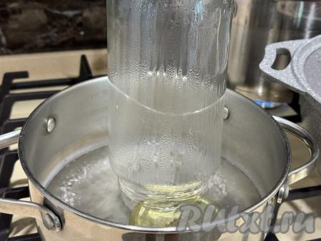 Банки (я взяла 5 банок объёмом по 800 миллилитров) простерилизовать любым удобным для вас способом (я стерилизовала на пару), крышки прокипятить в течение 3 минут с момента закипания воды. 