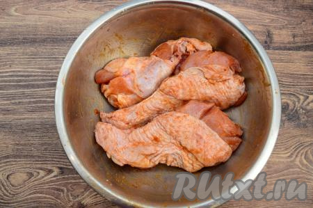 Натереть идейку солью и специями со всех сторон. Оставить мясо "отдохнуть" при комнатной температуре на 15-20 минут.