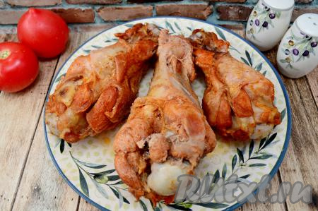 Плечи индейки подать с любимым гарниром к столу. Мясо получается нежным, сочным, ароматным. Вот так достаточно просто можно приготовить наивкуснейшие кусочки индейки в рукаве для запекания в духовке.