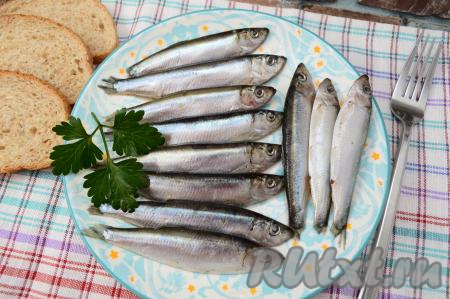 Через 24 часа можно снимать пробу. Килька, приготовленная&nbsp;в рассоле в домашних условиях, получается в меру солёной, аппетитной и очень вкусной. Хранить её можно в этом же рассоле в течение 3-4 дней, но эта рыбка настолько хороша на вкус, что мы съедаем её с отварной картошечкой за раз.