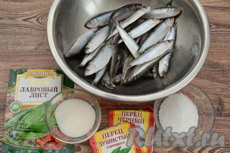 Подготовить продукты для приготовления кильки в рассоле в домашних условиях. Если килька у вас заморожена, тогда её нужно полностью разморозить при комнатной температуре, промыть проточной водой.