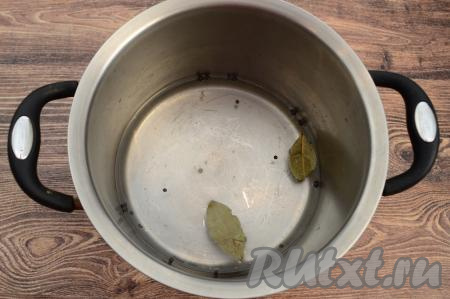 В кастрюлю с солью и сахаром влить 700 миллилитров воды, добавить лавровые листья, горошинки душистого и чёрного перцев, перемешать, поставить на сильный огонь. Когда рассол в кастрюле закипит, уменьшить огонь, перемешать, варить 2-3 минуты (до полного растворения кристаллов соли и сахара). Затем снять кастрюлю с огня, накрыть крышкой и оставить рассол остывать до комнатной температуры.