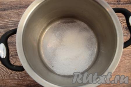 В кастрюлю всыпать соль и сахар.