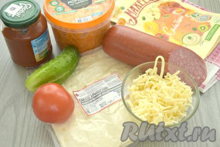 Для приготовления шаурмы с копчёной колбасой я использовала тонкий лаваш весом 135 грамм.&nbsp;Помидор и огурец моем. Сыр натираем на крупной тёрке.