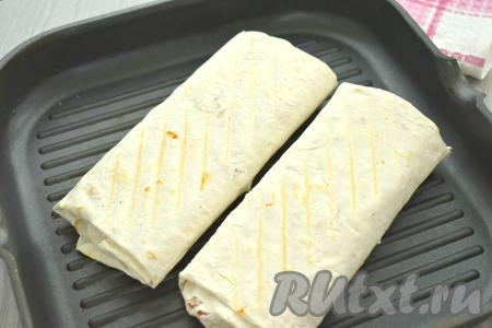 Шаурму с копчёной колбасой подрумяниваем на горячей сухой сковороде-гриль (или на обычной сковороде) по 1,5-2 минуты с каждой стороны на среднем огне.