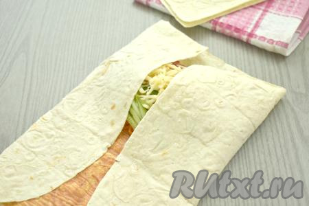 Противоположные края лаваша подгибаем к центру, как на фото.