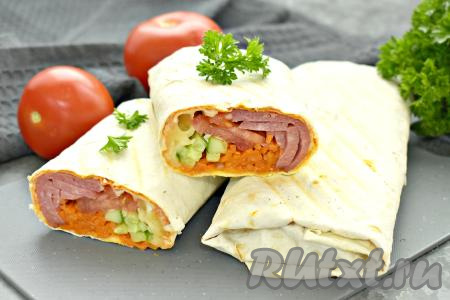 Аппетитную, сытную, вкусную шаурму, приготовленную с копчёной колбасой, сразу подаём к столу.