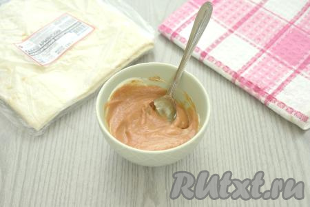В небольшую миску выкладываем майонез и томатную пасту, перемешиваем и наш простой соус для шаурмы готов.