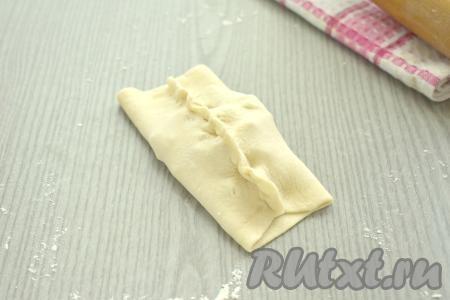 Скрепляем противоположные края теста над начинкой.