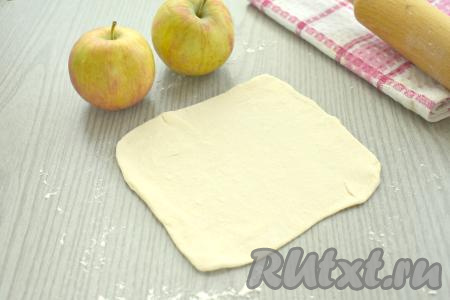 Каждую часть теста раскатываем в квадрат со стороной около 14 сантиметров.