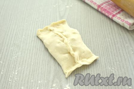 Затем скрепляем другие противоположные края теста, как на фото, получится прямоугольный пирожок. Таким образом формируем все 6 пирожков с яблоками из слоёного теста.&nbsp;