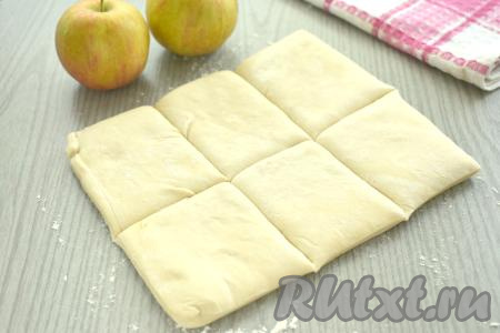 Размораживаем слоёное тесто (можно взять как дрожжевое, так и бездрожжевое слоёное тесто) при комнатной температуре. Поверхность стола присыпаем мукой, выкладываем размороженный пласт теста, разрезаем его на 6 одинаковых частей.