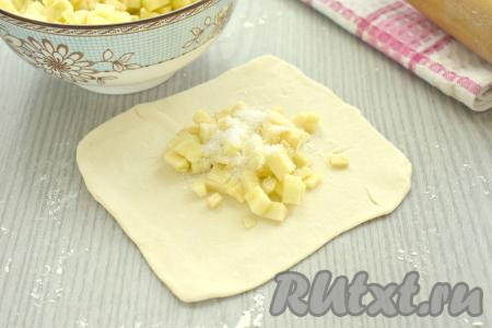 Сверху посыпаем яблоки сахаром. Я посыпала яблоки 1 чайной ложкой сахара, поэтому слоёные пирожки получились сладкими. При желании можно ещё добавить немного корицы (я в этот раз готовила без корицы).