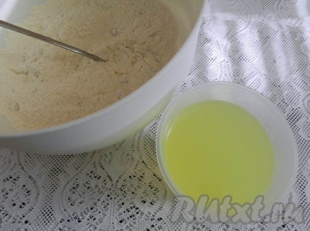 Постепенно влить сыворотку и замесить вязкое липкое тесто.