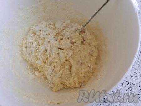 Постепенно влить сыворотку и замесить вязкое липкое тесто. Тесто сразу готово к выпеканию.