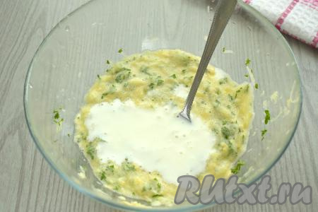 В кабачково-яичную смесь вливаем кефир, перемешиваем столовой ложкой. Кефир можно взять любой жирности, я купила жирностью 2,5%.