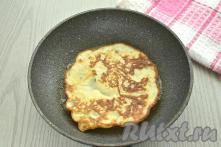 Затем переворачиваем блин из кабачка и жарим ещё минуты 2 (до подрумянивания с другой стороны).