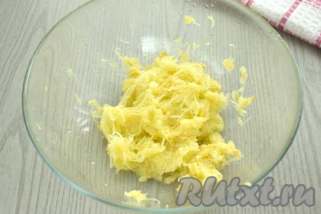 Кабачок моем, очищаем от кожуры, если косточки крупные, их нужно будет удалить. 150 грамм подготовленного кабачка натираем на мелкой тёрке, солим, перемешиваем, оставляем минут на 5, чтобы из кабачка выделился сок. Затем тщательно отжимаем натёртую кабачковую массу от выделившегося сока (можно отжимать руками, беря кабачковую массу частями в ладонь и тщательно сжимая, выделившийся сок нам не понадобится). Кабачковую массу, отжатую от лишней жидкости, выкладываем в объёмную миску.