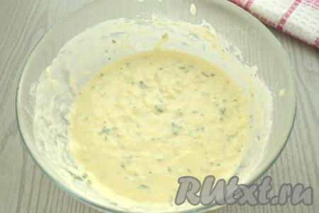 Добавляя частями муку, учитываем, что тесто должно получиться не очень густым, умеренно вязким, по консистенции оно должно напоминать достаточно густой кефир.&nbsp;В кабачковое тесто вливаем растительное масло, перемешиваем. Если нужно, досаливаем. Оставляем тесто постоять при комнатной температуре минут на 5.