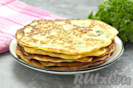 Готовый блинчик перекладываем со сковороды на тарелку. Перемешивая тесто перед жаркой очередного блина и по мере необходимости смазывая сковороду маслом, постепенно жарим все блинчики, складывая их один на другой на тарелку. Из предложенного количества ингредиентов получается 6 блинов из кабачков, замешанных на кефире. Румяные, ароматные, вкусные кабачковые блинчики при подаче можно дополнить&nbsp;сметаной.