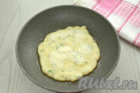 На сковороде (я использовала сковородку диаметром 15 сантиметров) разогреваем растительное масло. Перемешиваем кабачковое тесто. Вливаем 3 столовых ложки теста на хорошо разогретую сковороду, жарим блинчик на среднем огне минуты 2 (до подрумянивания снизу).