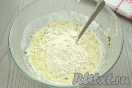 В получившуюся смесь кабачков и кефира начинаем частями просеивать муку, каждый раз полностью вмешивая её в тесто для блинов.
