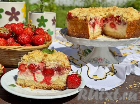 А вот как аппетитная королевская ватрушка выглядит в разрезе. Вкуснейший творожный слой с ягодами клубники в сочетании с песочной основой делает этот пирог очень нежным, он просто тает во рту.