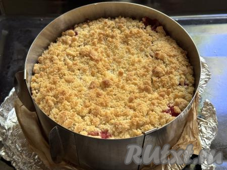 Королевскую ватрушку с клубникой и творогом выпекать в&nbsp;разогретой до 180 градусов духовке минут 50.