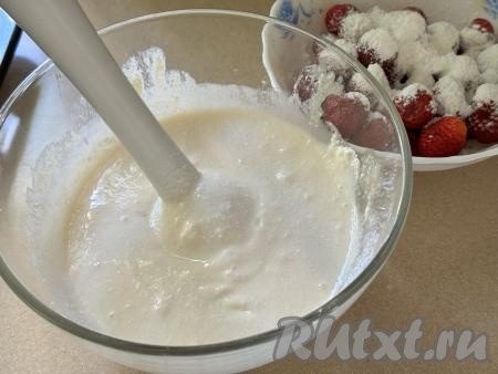 Пробить творожную массу погружным блендером (или хорошо перемешать вилкой) до однородности и начинка готова. Творожная начинка будет напоминать сметану средней густоты.