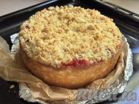 Готовую ватрушку из творога с клубникой достать из духовки, полностью остудить в форме. Затем снять бортики формы.