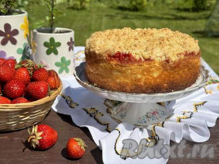 Переложить пирог на тарелку и подать к столу.