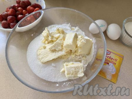 Достать из холодильника сливочное масло, сразу нарезать его на небольшие кусочки, выложить в миску с мукой.