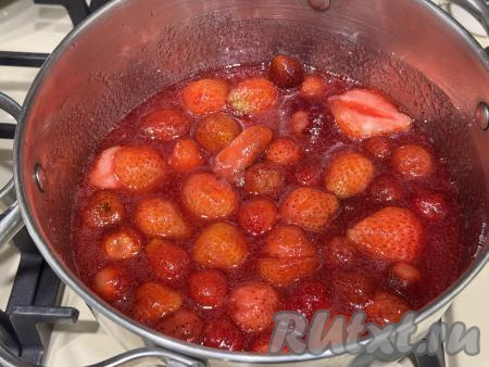 Аккуратно перемешать ягоды с сахаром, поставить кастрюлю на средний огонь, довести до кипения. 