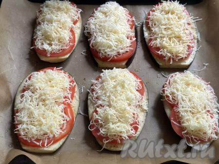 Сыр натереть на мелкой тёрке и разложить поверх помидоров.