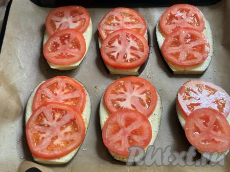 Помидор нарезать на тонкие кружочки и выложить поверх баклажанов. Подсолить.