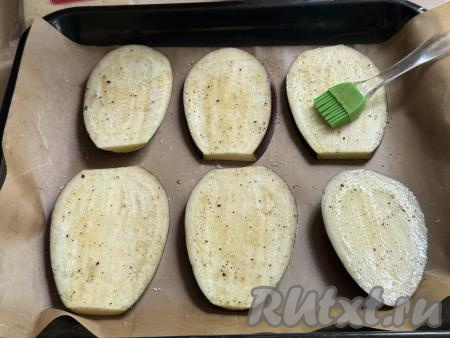 Смазать баклажаны маслом с помощью кулинарной кисти.