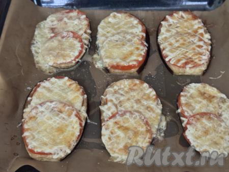 Запекать баклажаны по-французски с помидорами и сыром в разогретой до 180 градусов духовке минут 25.