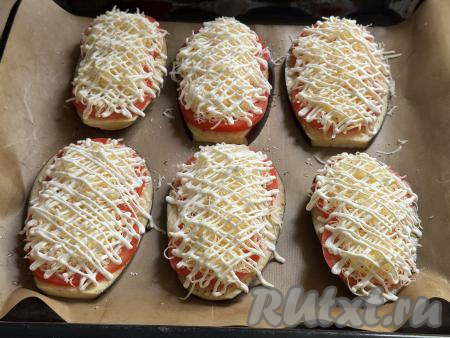 Сделать сеточку из майонеза поверх сыра. Я просто переложила майонез в полиэтиленовый пакет, срезала один уголок и через него выдавила майонез тонкими полосками поверх сыра.