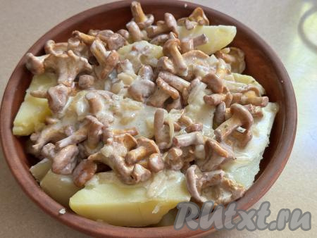 Поверх картошки выложить лисички со сметаной.&nbsp;