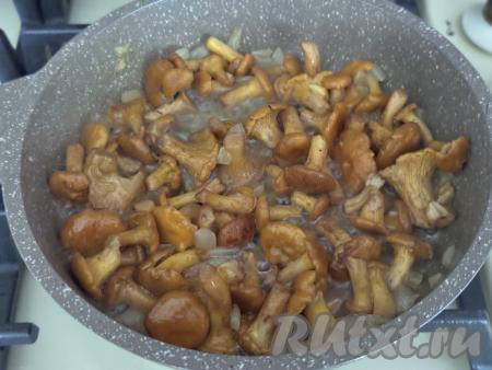Обжарить лисички на достаточно сильном огне минут 10 (грибы выделят много жидкости), периодически помешивая.