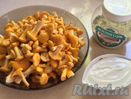 Пока картошка варится, займёмся грибами. Лисички можно взять как свежие, так и замороженные. Свежие грибы нужно будет тщательно промыть водой, очищая их от земли и травы. Замороженные лисички можно не размораживать.