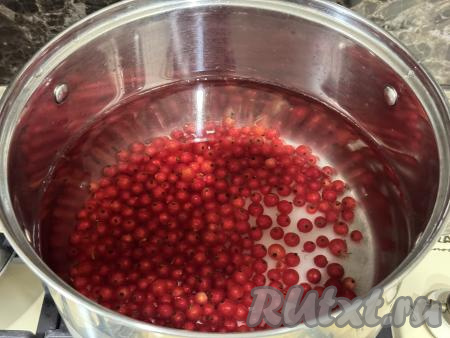 В кастрюлю с ягодами и сахаром влить 2 литра воды, поставить на сильный огонь.&nbsp;