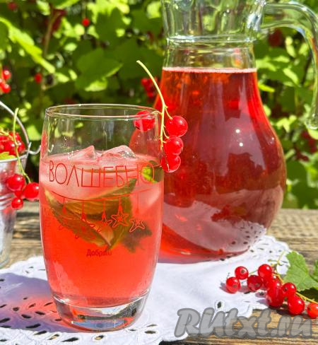 Остывший яркий, вкусный, в меру сладкий компот,&nbsp;по желанию, процедить, разлить по стаканам и подать к столу. Этим ароматным напитком&nbsp;из красной смородины можно радовать себя и своих близких круглый год, зимой его можно варить из замороженных ягод, летом - из свежих. При подаче я положила в стакан кубики льда и веточки мяты.