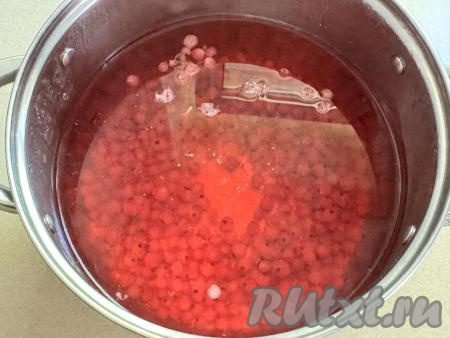 Затем убрать кастрюлю с компотом из красной смородины с огня, оставить остывать.