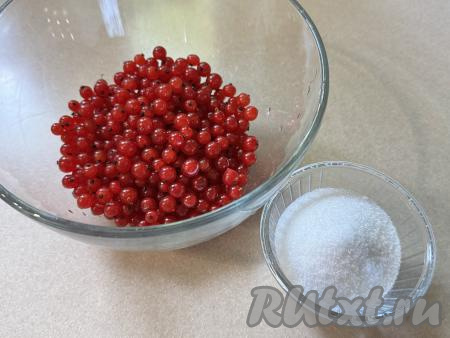 Компот по этому рецепту можно сварить из свежей или замороженной красной смородину. Свежие ягоды нужно будет отделить от веточек, промыть водой. Замороженное ягоды, если они замораживались без веточек, можно не размораживать.&nbsp;