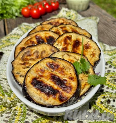 Баклажаны, приготовленные в майонезе с чесноком, убрать с мангала, переложить на тарелку и подать к столу с любимым соусом.