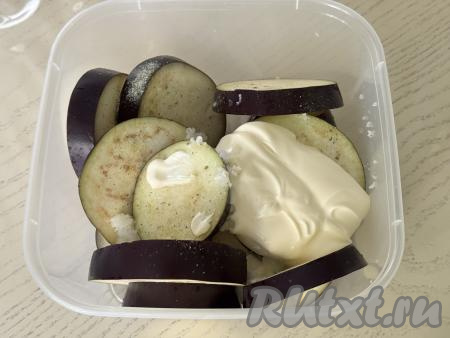 Сразу же добавить майонез, чёрный молотый перец, соль по вкусу (всыпая соль, не забывайте учитывать, что майонез солёный).&nbsp;