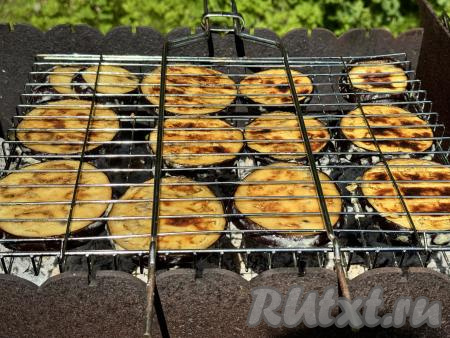 Жарить баклажаны в майонезе на мангале, часто переворачивая решётку,&nbsp;до золотистого цвета&nbsp;овощей с двух сторон. Я жарила баклажаны минут 10-12, но продолжительность приготовления во многом зависит от жара углей.&nbsp;
